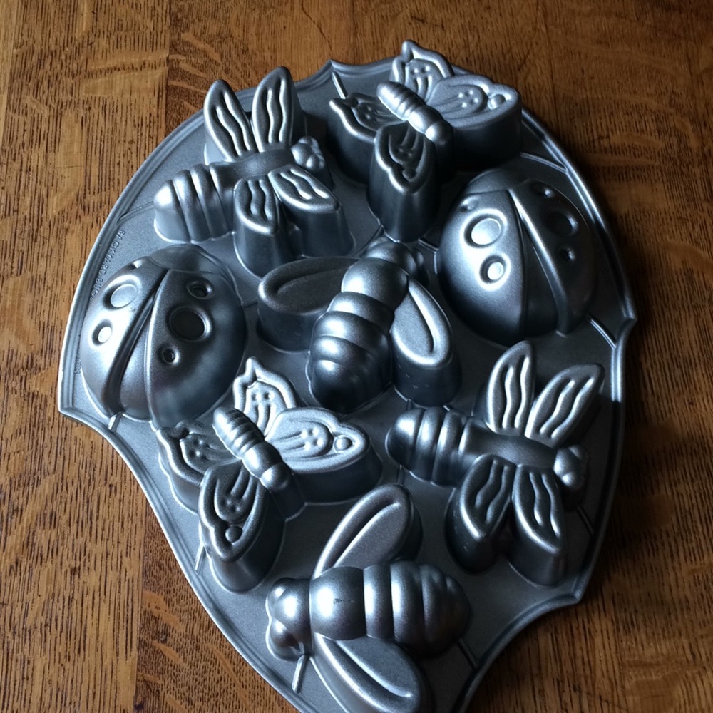 NORDIC WARE BACK YARD BUGS BAKING PAN